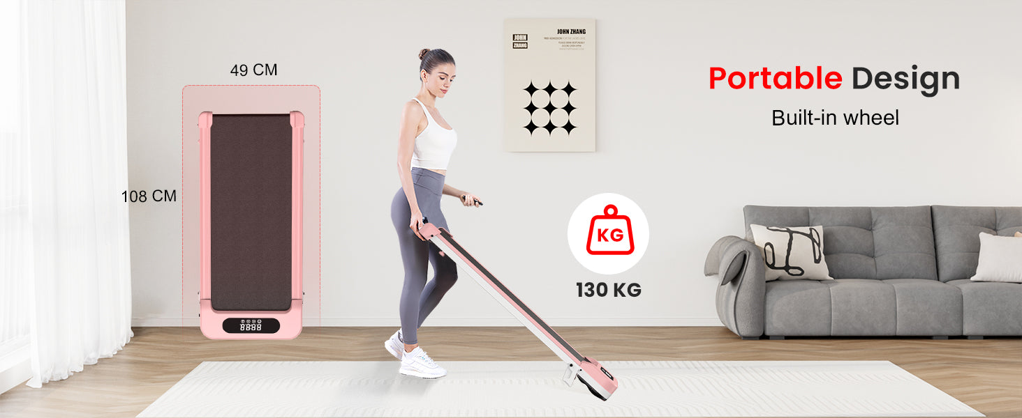 Femme utilisant un appareil de fitness portable dans une pièce avec un canapé et des mesures affichées.