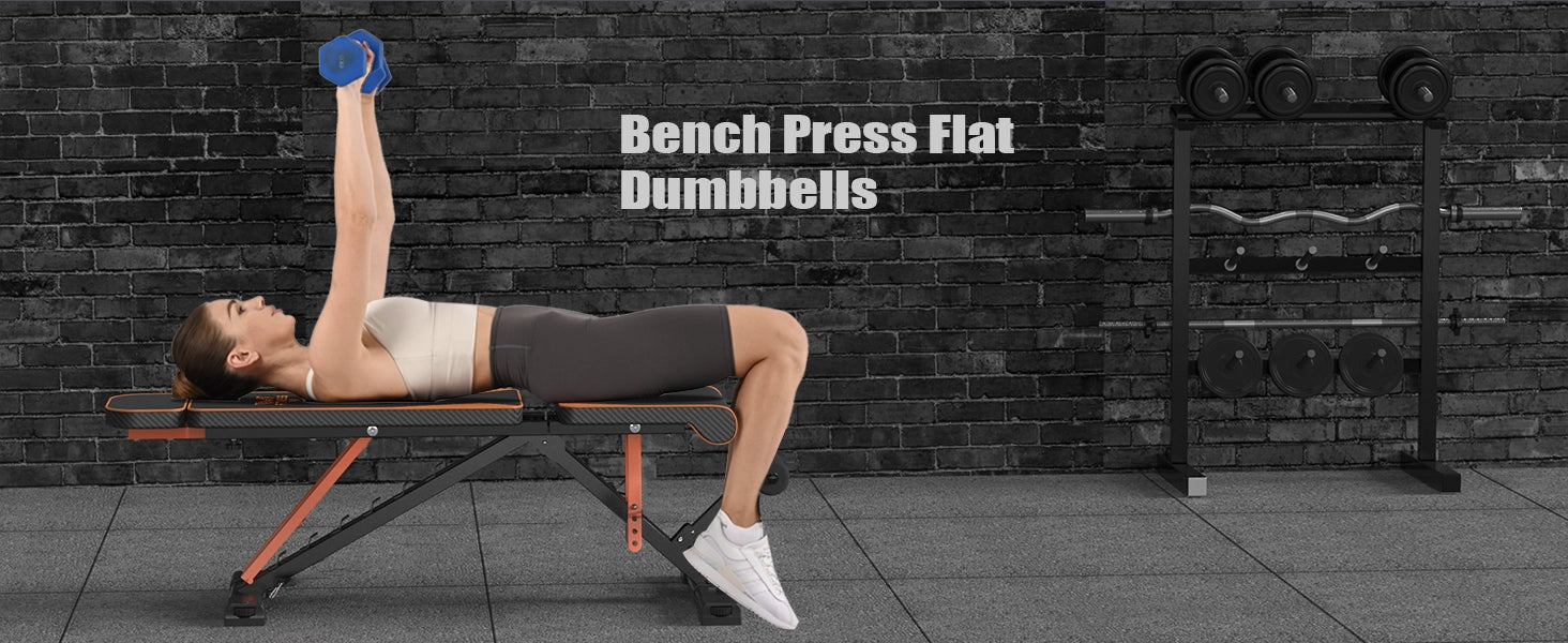 Personne effectuant du développé couché avec haltères dans une salle de sport