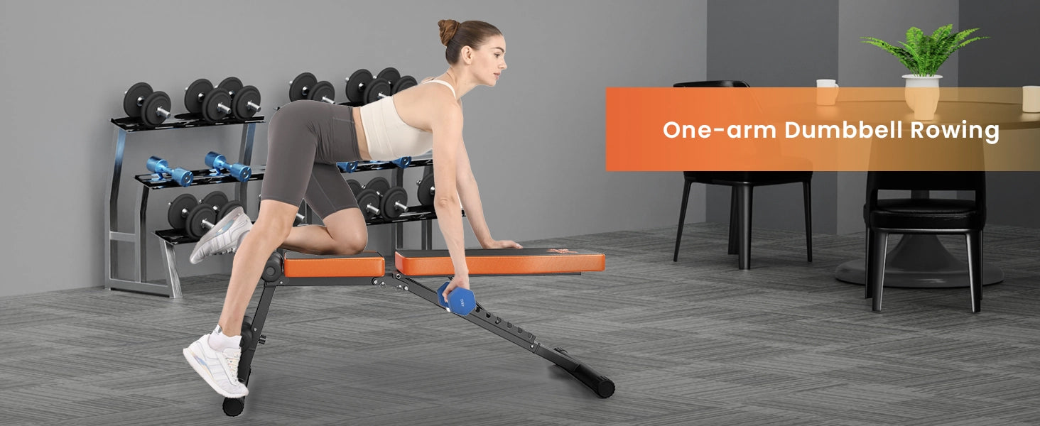 Femme effectuant un exercice de tirage haltère à un bras dans son bureau à domicile avec du matériel de gym.