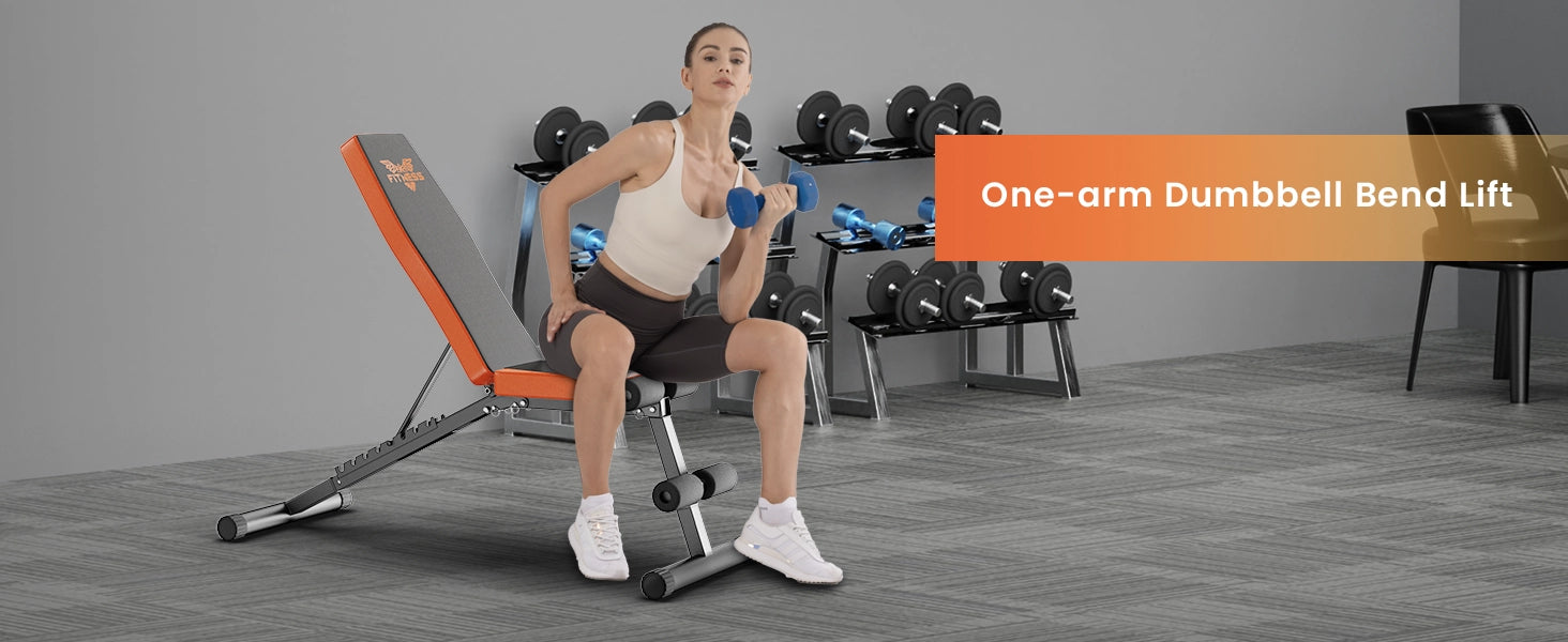 Personne effectuant un soulevé de haltère à un bras sur un banc de musculation.