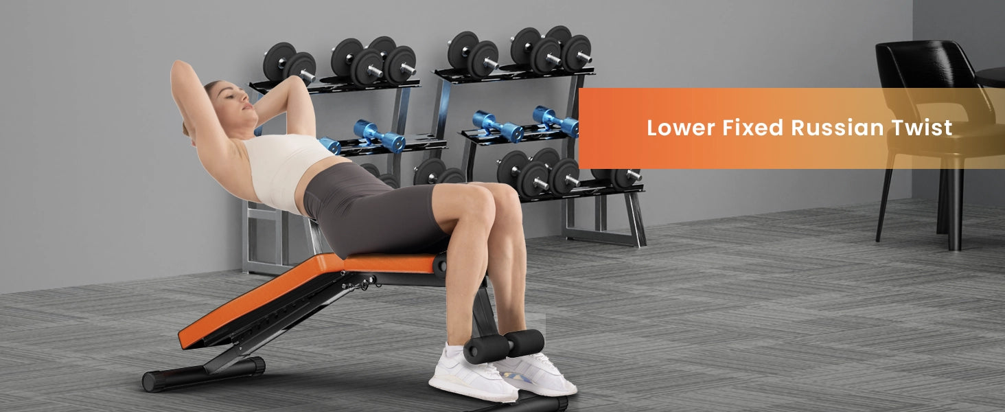 Personne effectuant un exercice de rotation russe fixe inférieure sur un banc de musculation.