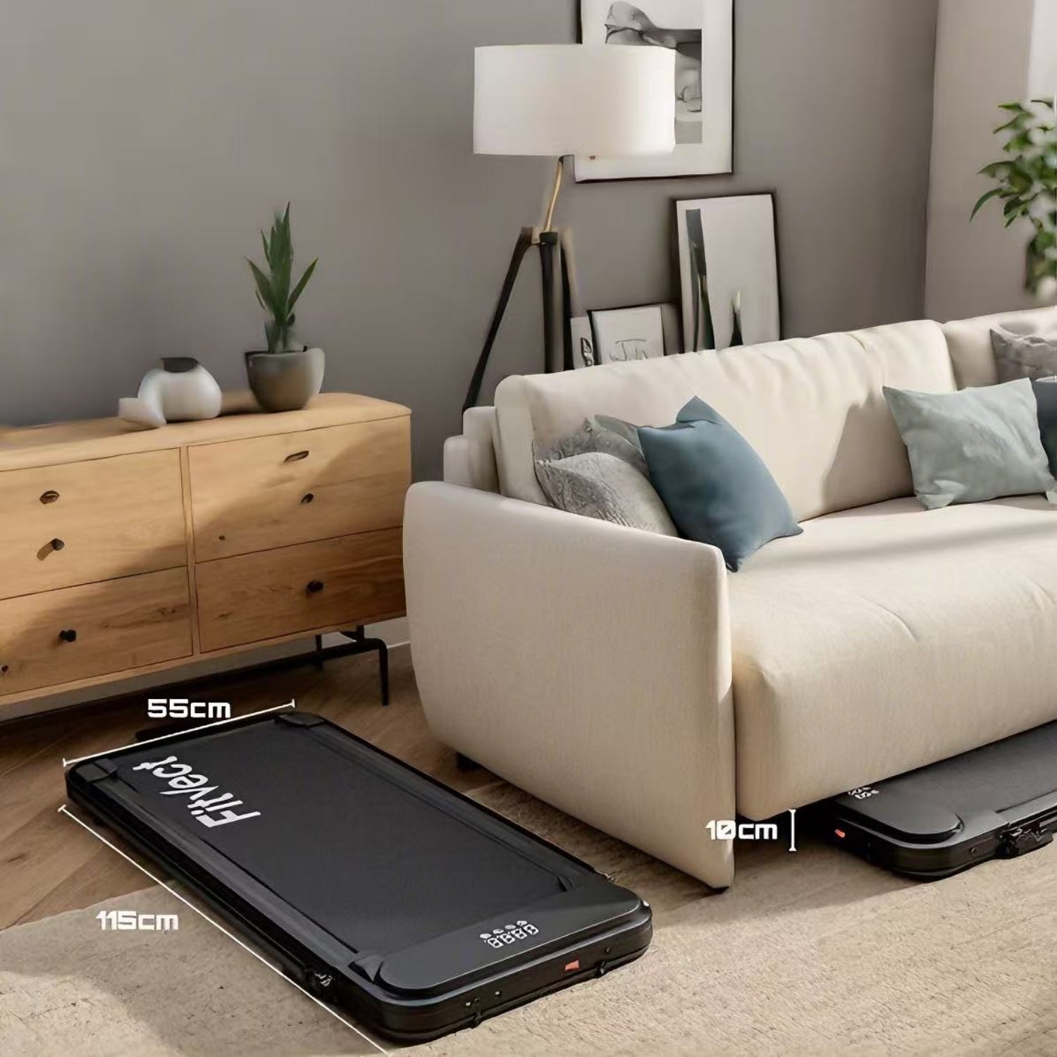 Une valise noire posée sur un parquet, avec un canapé beige et une armoire en bois en arrière-plan.