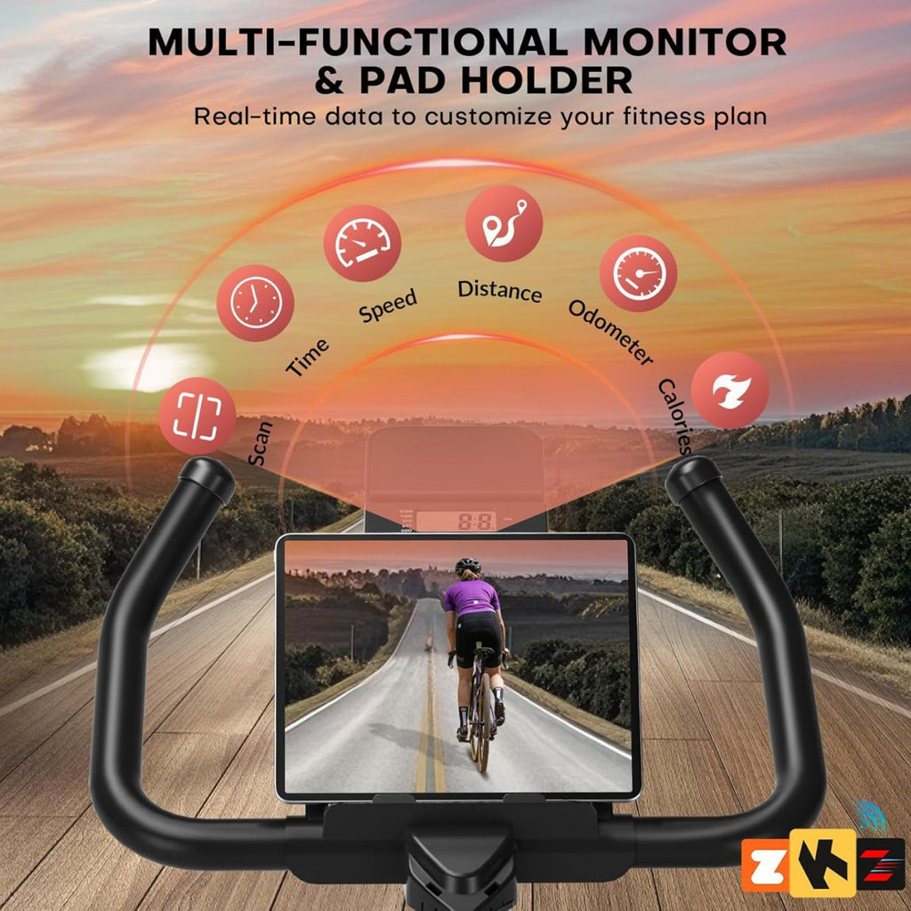 Guidon de vélo avec écran affichant un cycliste sur une route, sur fond de coucher de soleil.